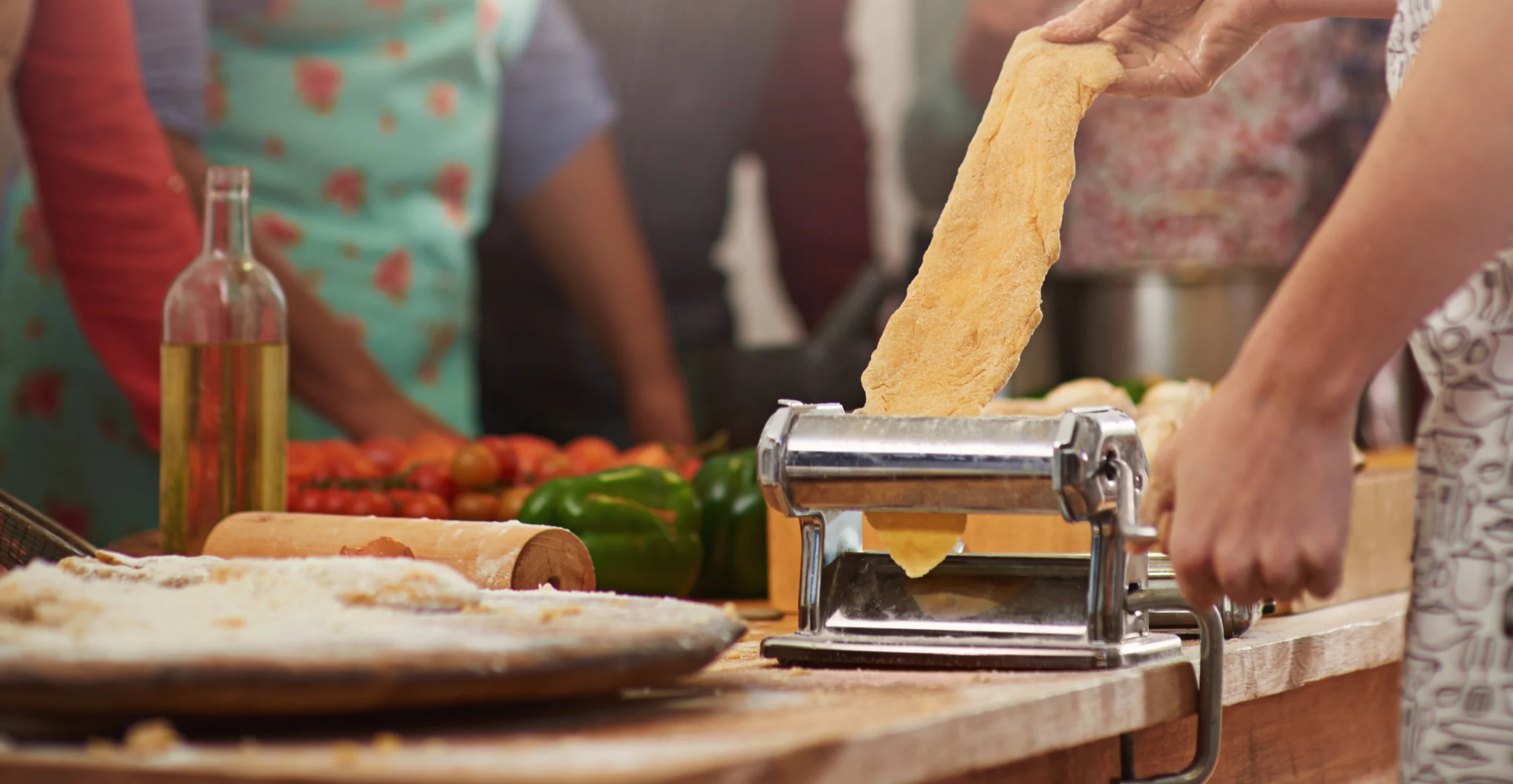 Preparazione artigianale della pasta fresca in masseria, con ingredienti locali
